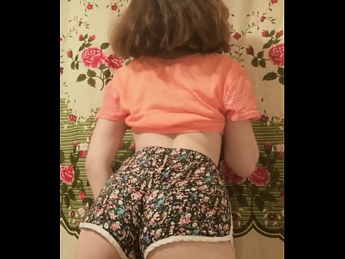 ❤️ Sexet ung babe laver en striptease ved at filme sine shorts på kamera Russisk porno at da.onetubes.top